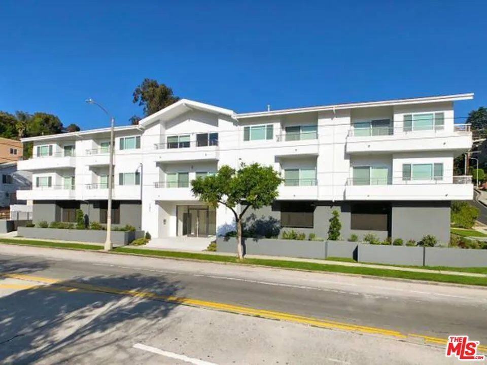 1900 SILVER #208 Los Angeles, CA 90039