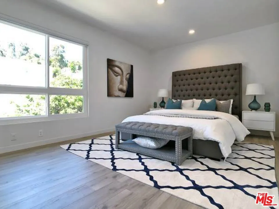 1900 SILVER #208 Los Angeles, CA 90039