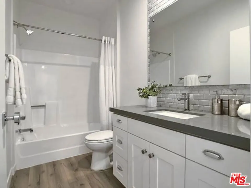 1900 SILVER #208 Los Angeles, CA 90039