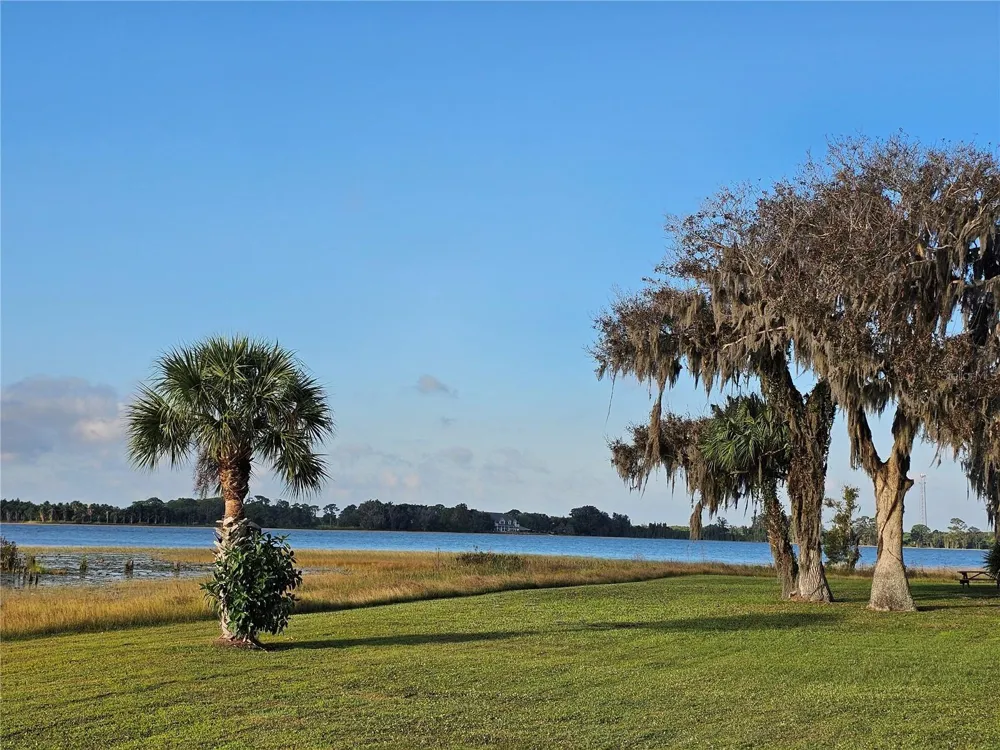 476 LAKE HELEN DRIVE Lake Placid, FL 33852