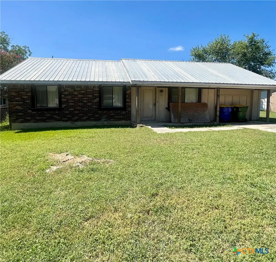 824 Larry Drive Gonzales, TX 78629