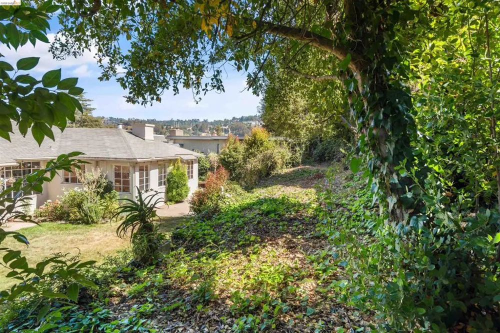 5134 Masonic Oakland, CA 94618