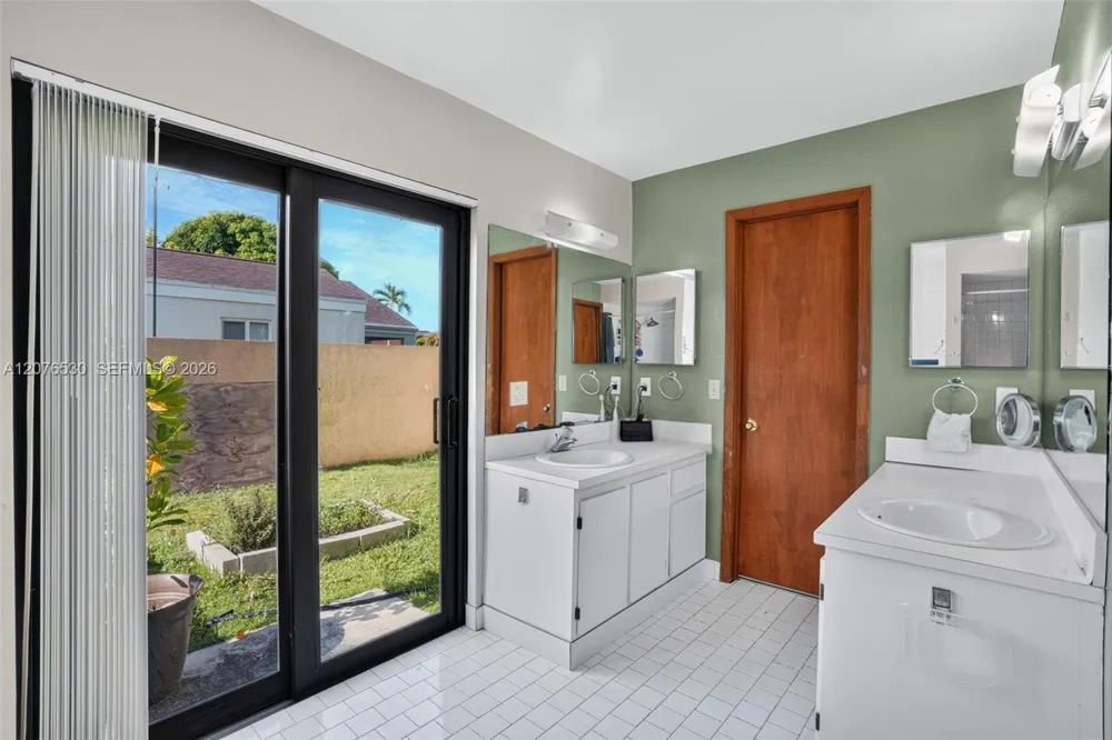 15660 SW 152nd Pl Miami, FL 33187