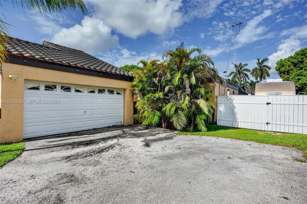 15660 SW 152nd Pl Miami, FL 33187