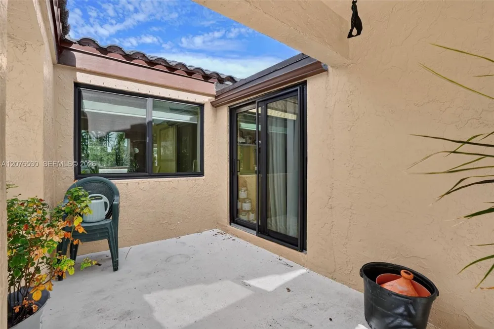 15660 SW 152nd Pl Miami, FL 33187