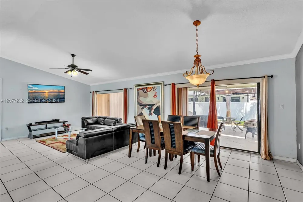 741 SW 100th Ter Pembroke Pines, FL 33025