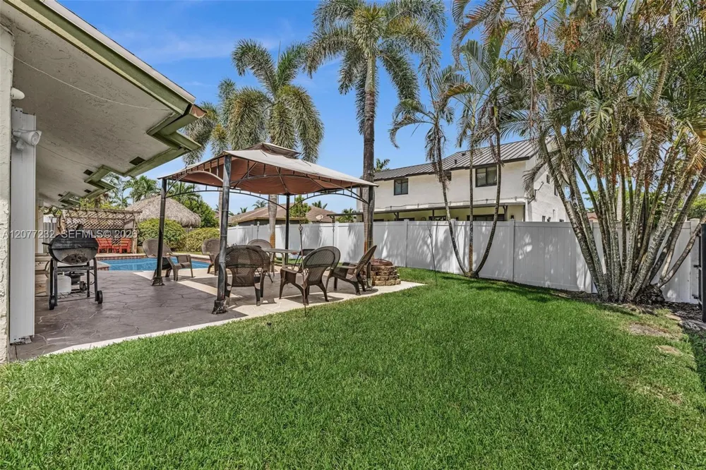 741 SW 100th Ter Pembroke Pines, FL 33025