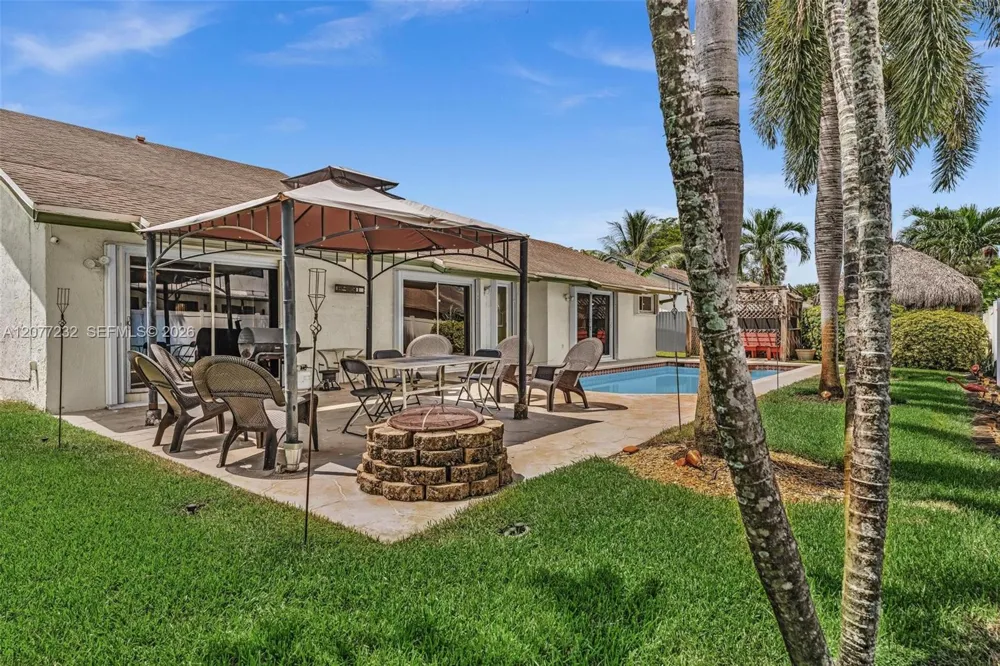741 SW 100th Ter Pembroke Pines, FL 33025