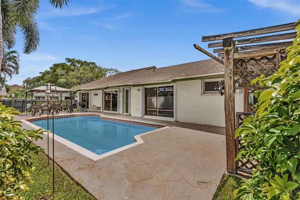 741 SW 100th Ter Pembroke Pines, FL 33025