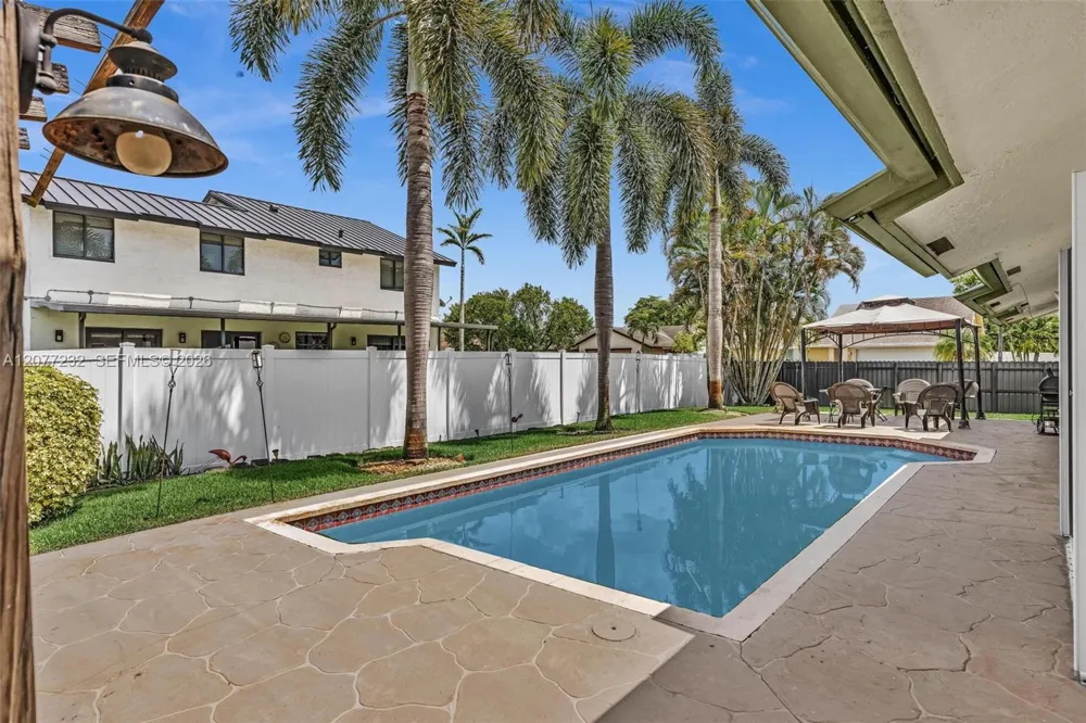 741 SW 100th Ter Pembroke Pines, FL 33025