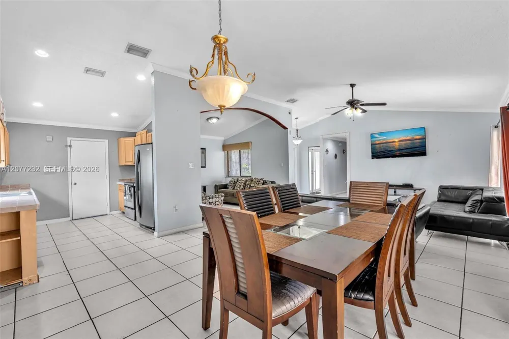 741 SW 100th Ter Pembroke Pines, FL 33025