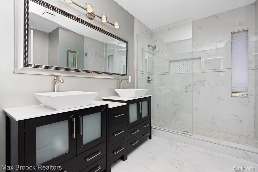 3382 Long Meadow Court West Bloomfield Charter Township, MI 48324