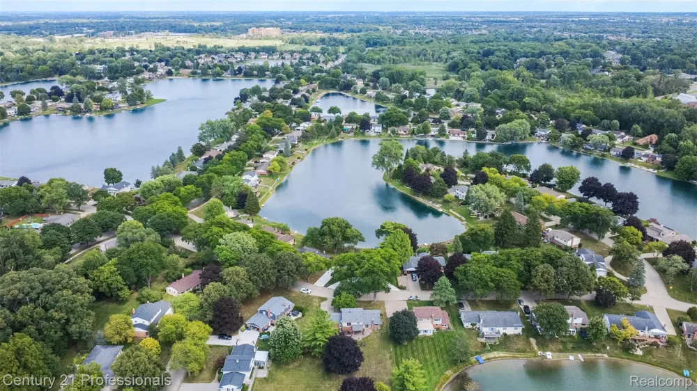 6361 Emerald Lake Drive Troy City, MI 48085