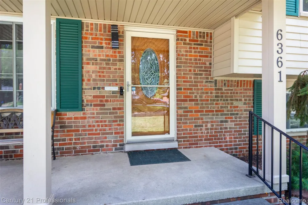6361 Emerald Lake Drive Troy City, MI 48085