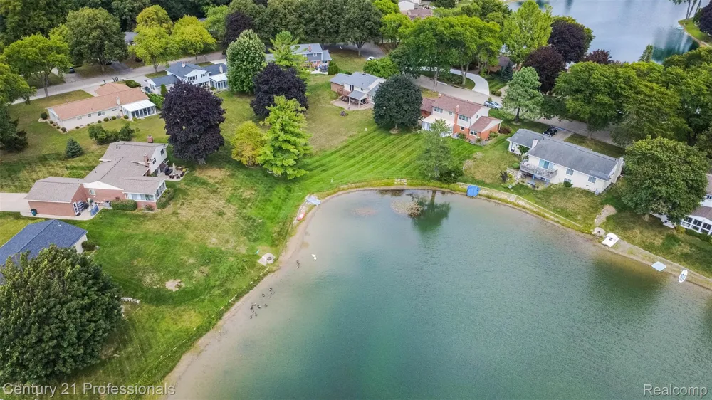 6361 Emerald Lake Drive Troy City, MI 48085