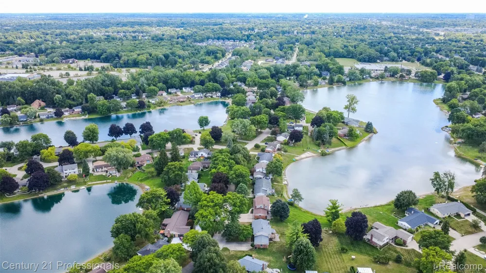 6361 Emerald Lake Drive Troy City, MI 48085