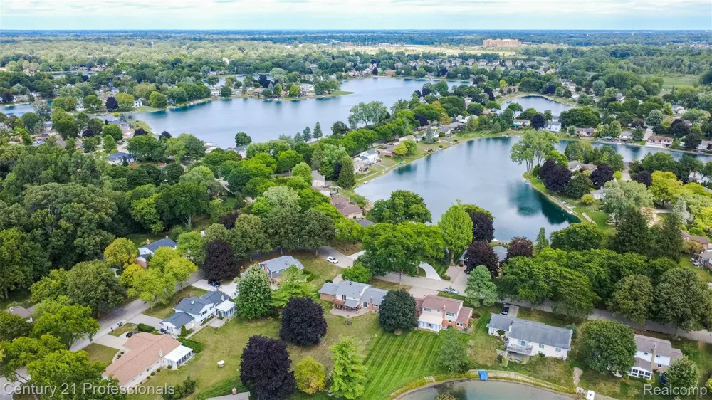 6361 Emerald Lake Drive Troy City, MI 48085