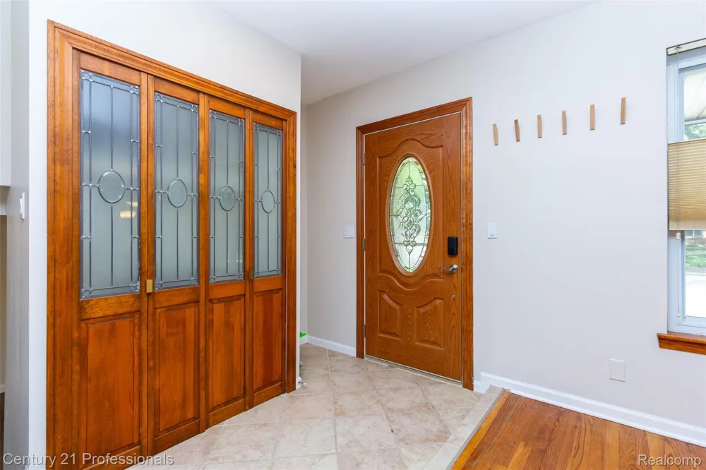 6361 Emerald Lake Drive Troy City, MI 48085