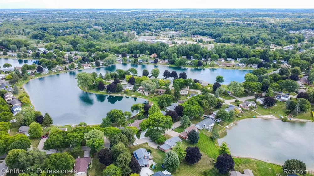 6361 Emerald Lake Drive Troy City, MI 48085