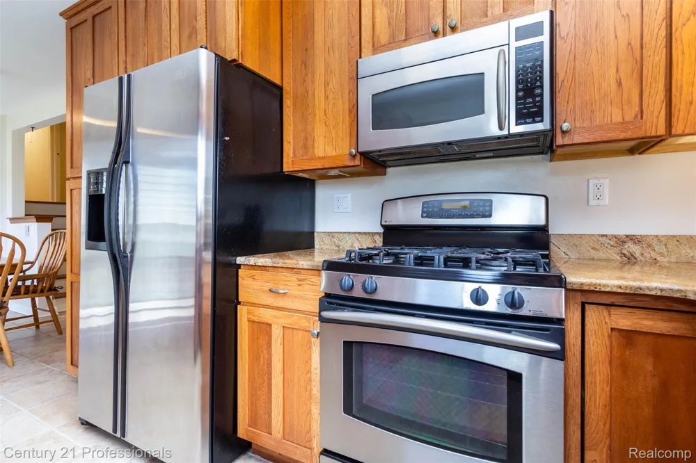 6361 Emerald Lake Drive Troy City, MI 48085