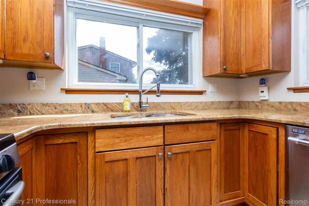 6361 Emerald Lake Drive Troy City, MI 48085
