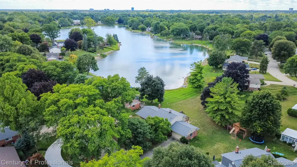 6361 Emerald Lake Drive Troy City, MI 48085