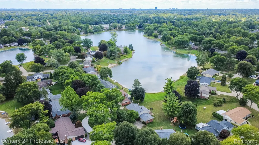 6361 Emerald Lake Drive Troy City, MI 48085