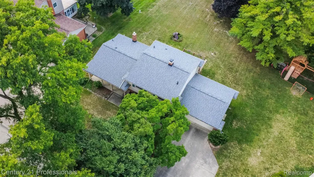 6361 Emerald Lake Drive Troy City, MI 48085