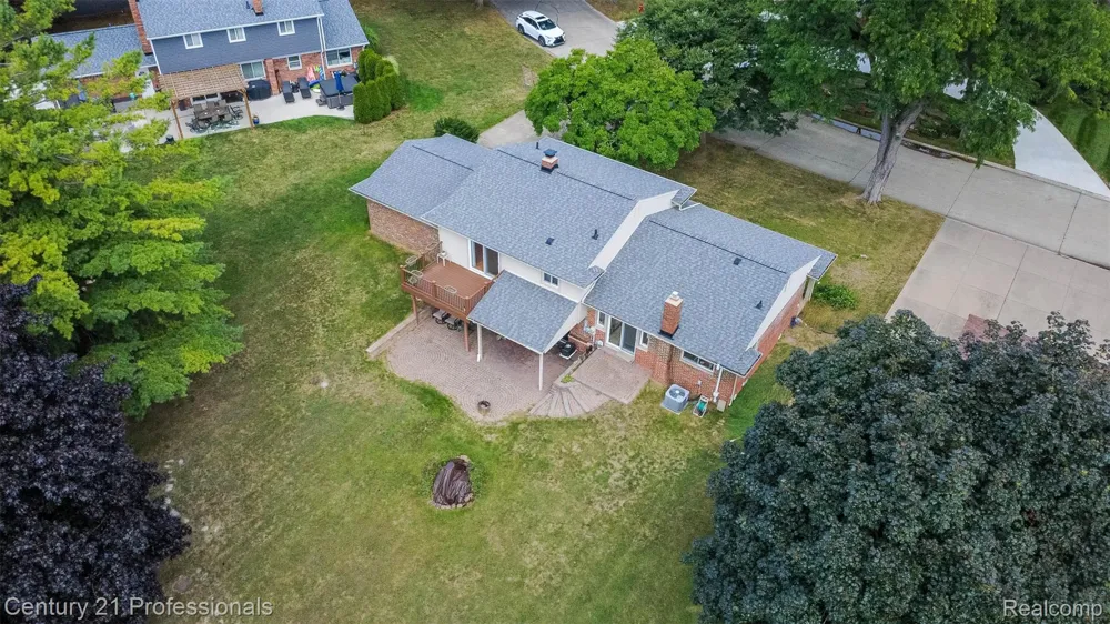 6361 Emerald Lake Drive Troy City, MI 48085