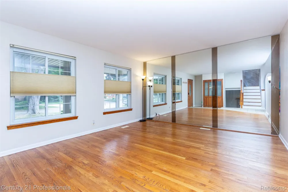 6361 Emerald Lake Drive Troy City, MI 48085