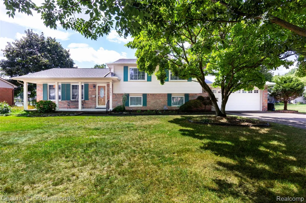 6361 Emerald Lake Drive Troy City, MI 48085