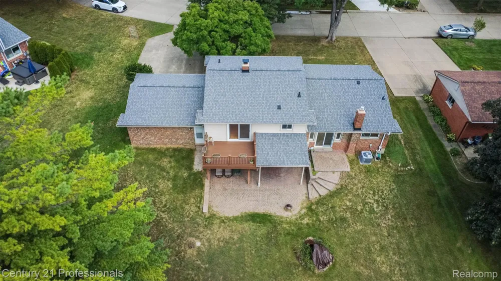 6361 Emerald Lake Drive Troy City, MI 48085