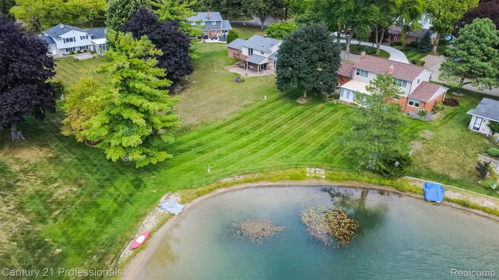6361 Emerald Lake Drive Troy City, MI 48085