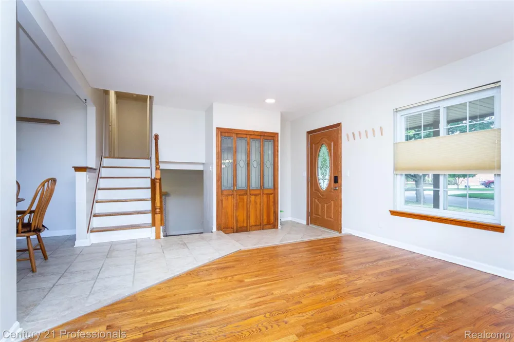 6361 Emerald Lake Drive Troy City, MI 48085