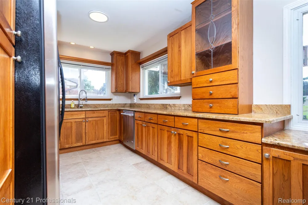 6361 Emerald Lake Drive Troy City, MI 48085