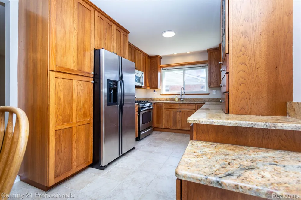 6361 Emerald Lake Drive Troy City, MI 48085