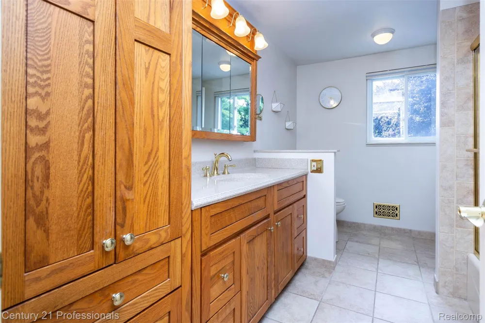 6361 Emerald Lake Drive Troy City, MI 48085