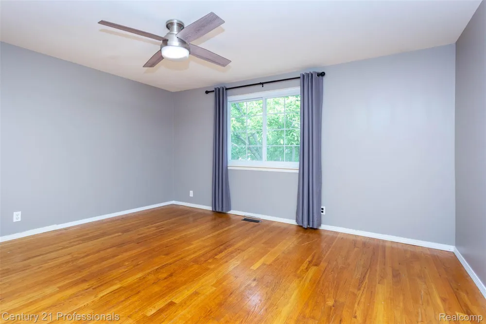 6361 Emerald Lake Drive Troy City, MI 48085
