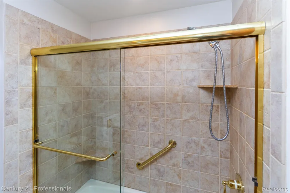 6361 Emerald Lake Drive Troy City, MI 48085