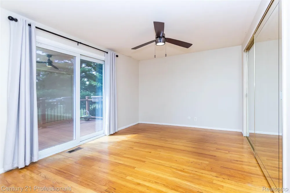 6361 Emerald Lake Drive Troy City, MI 48085