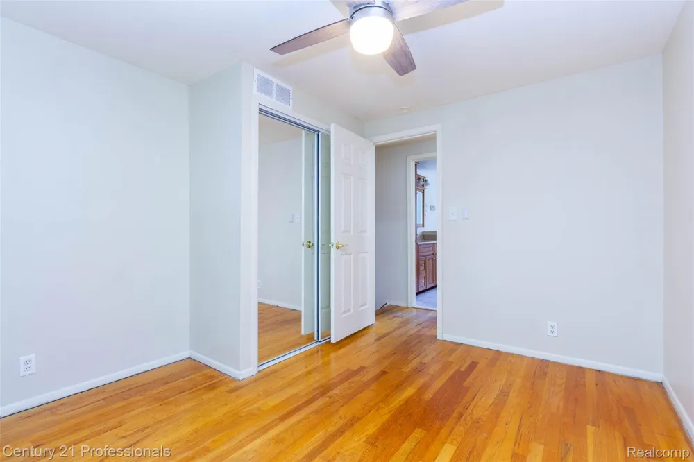 6361 Emerald Lake Drive Troy City, MI 48085