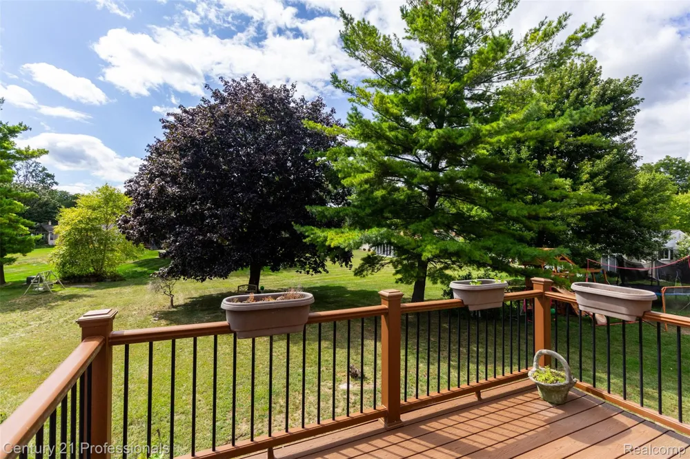 6361 Emerald Lake Drive Troy City, MI 48085