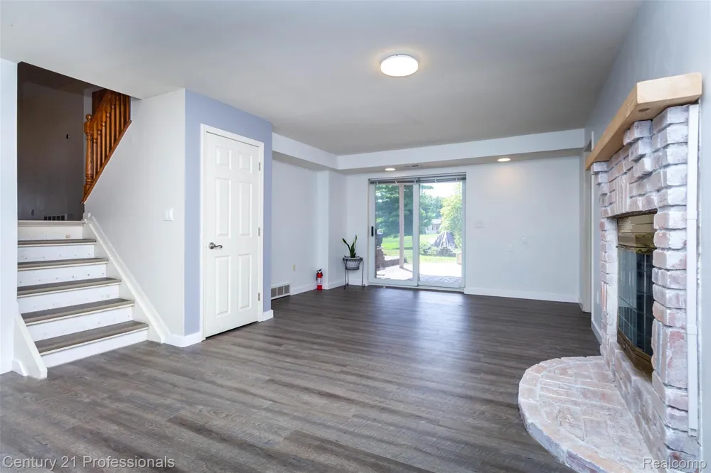 6361 Emerald Lake Drive Troy City, MI 48085