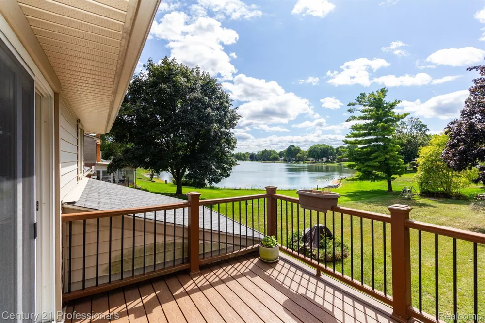 6361 Emerald Lake Drive Troy City, MI 48085
