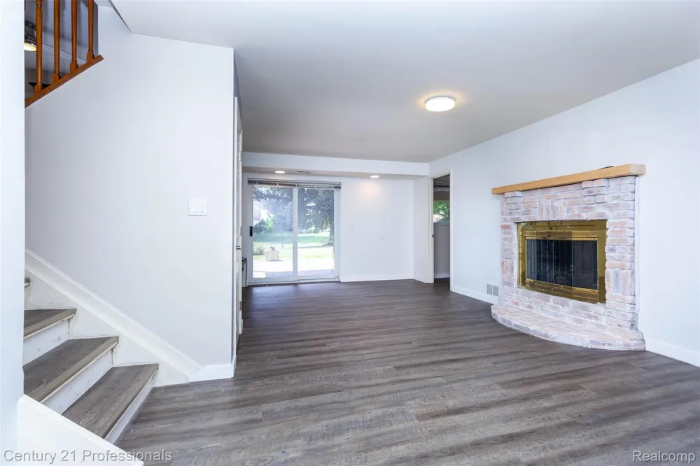 6361 Emerald Lake Drive Troy City, MI 48085