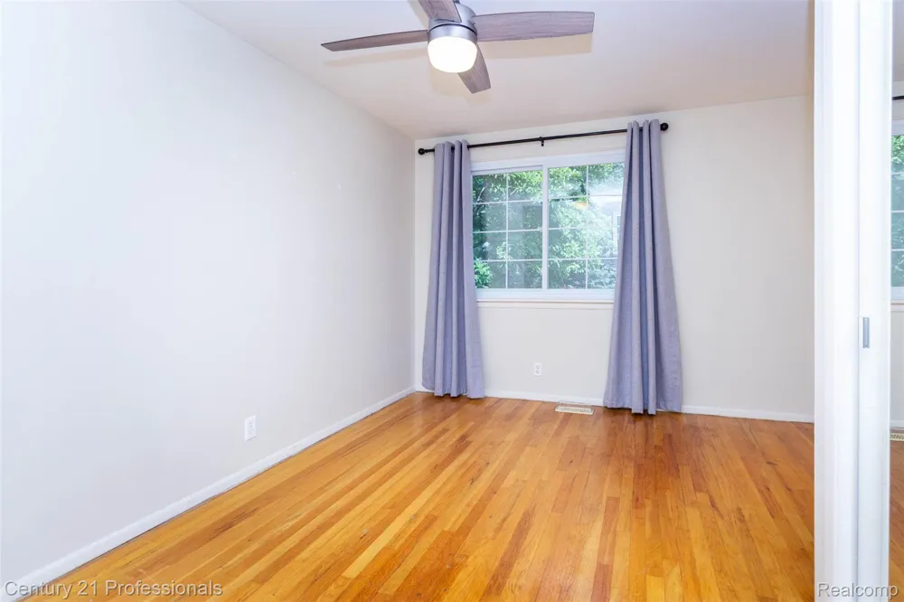 6361 Emerald Lake Drive Troy City, MI 48085