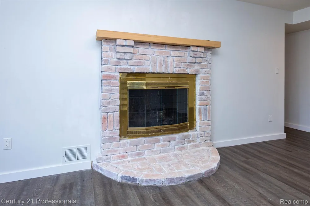 6361 Emerald Lake Drive Troy City, MI 48085