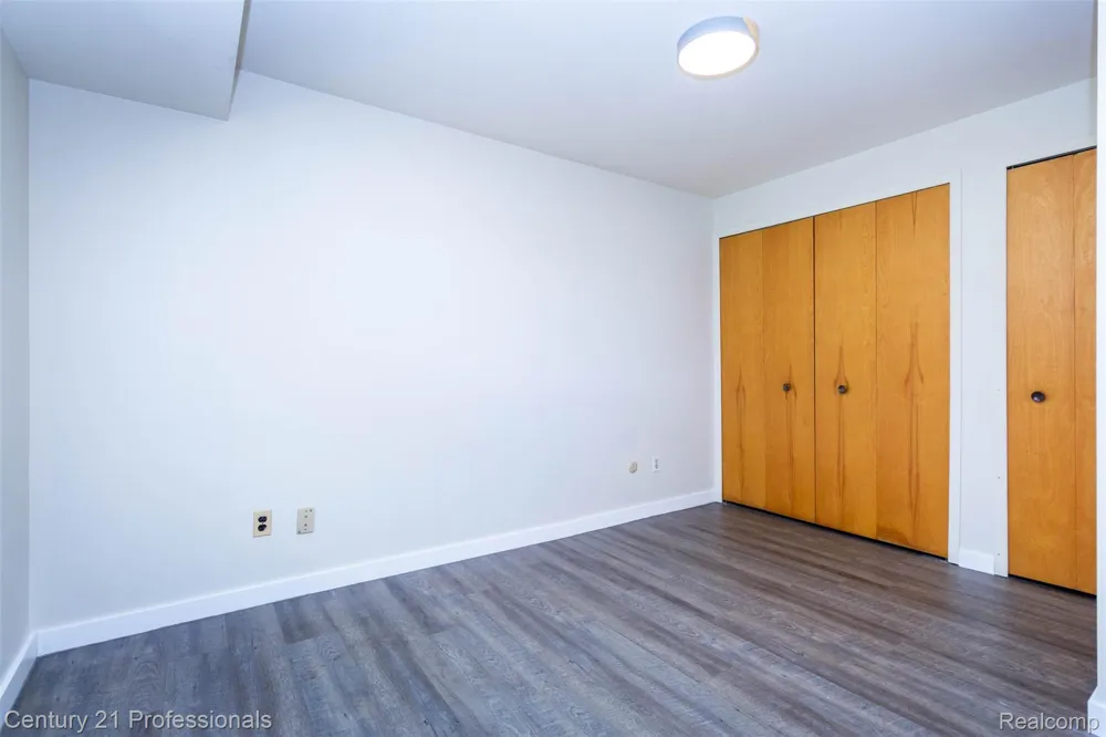 6361 Emerald Lake Drive Troy City, MI 48085