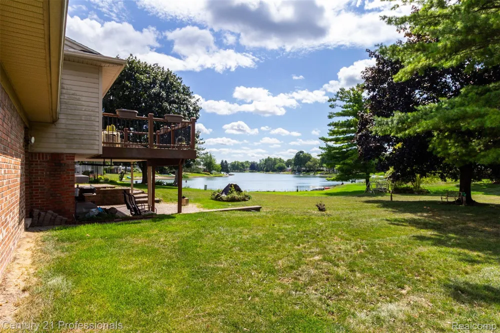 6361 Emerald Lake Drive Troy City, MI 48085