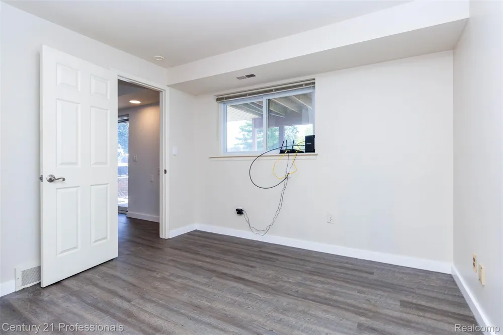 6361 Emerald Lake Drive Troy City, MI 48085